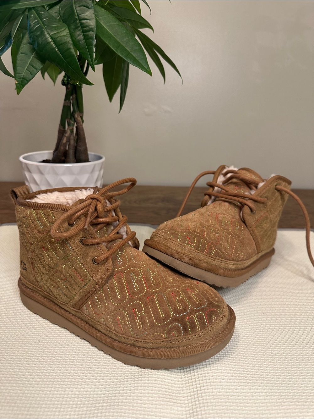 UGG Neumel II Big Kids Chestnut Brown Graphic Stitch Youth Size 4